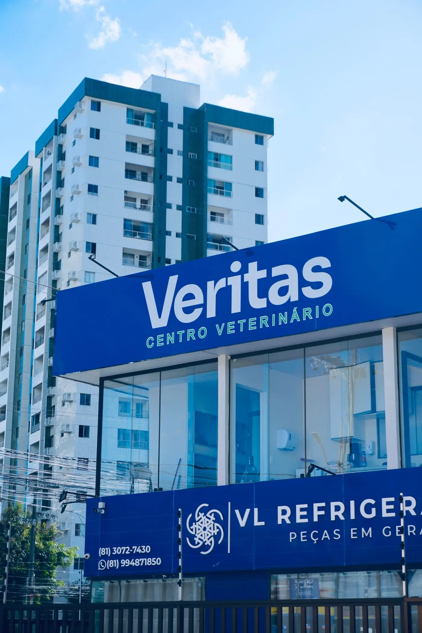 Fachada do Centro Veterinário Veritas, em Recife